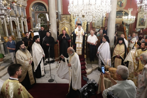 Πανδήμως η Ερμούπολη τιμά τον Σωτήρα του Γένους στον ιστορικό Μητροπολιτικό Ναό της Μεταμορφώσεως του Σωτήρος