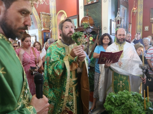Στον Πανηγυρίζοντα Ιερό Ναό της Υψώσεως του Τιμίου Σταυρού στην πευκόφυτη περιοχή της Παρακοπής Σύρου ιερούργησε σήμερα ο Σεβασμιώτατος κ. Δωρόθεος Β’ 