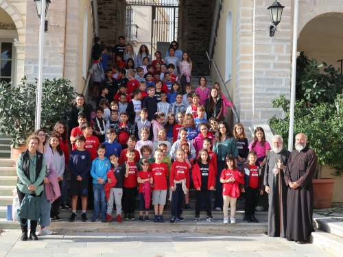 Ο Σεβασμιότατος συναντήθηκε με τους μαθητές του Δημοτικού σχολείου Αγίου Γεωργίου ΔΕΛΑΣΑΛ Σύρου