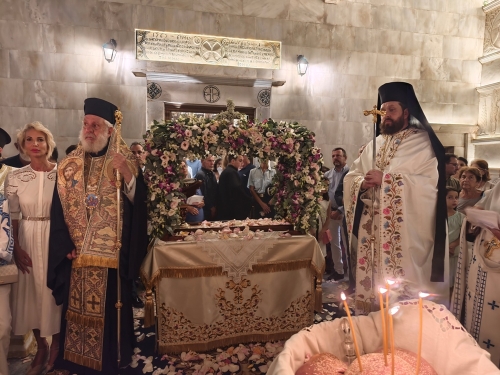 Ομοθυμαδόν  οι Μυκόνιοι, τιμούν την Έφορο και Προστάτιδά τους Παναγία Τουρλιανή  