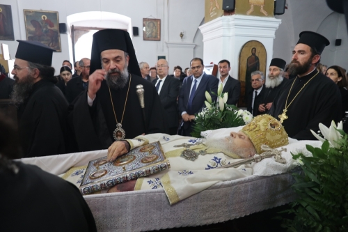 Εξόδιος Ακολουθία του μακαριστού Μητροπολίτου πρώην Θήρας Επιφανίου 