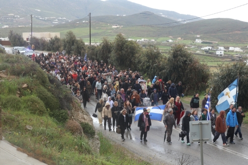 Ούτε η καταρρακτώδης βροχή  εμπόδισε τους Μυκονίους, κάθε ηλικίας, να συνοδεύσουν  την Ιερά Εικόνα της Παναγίας Τουρλιανής κατά την άνοδό της από τη Χώρα στο πολυαιώνιο Μοναστικό Ενδιαίτημά της, στην Άνω Μερά Μυκόνου
