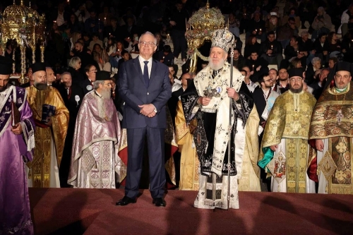 Ο Εξοχότατος Πρόεδρος της Δημοκρατίας κ. Κωνστ. Τασούλας συμμετείχε με την υψηλή παρουσία του στη χαρμολύπη της Μεγάλης Παρασκευής, στην Ερμούπολη