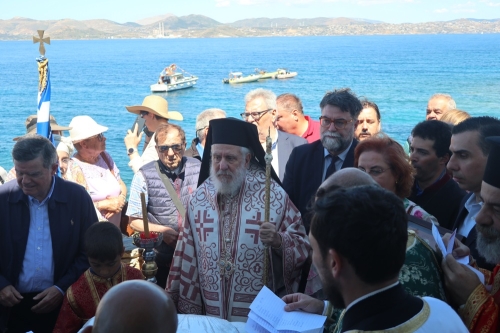 Με τη συνοδεία δελφινιών, ο Σεβασμιώτατος κ. Δωρόθεος Β΄ μετέβη στη Μακρόνησο και ιερούργησε στον εκεί Ιερό Ναό του Αγίου Γεωργίου