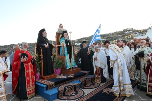 Πλήθος Σιφνίων και παρεπιδημούντων προσκυνητών υπεδέχθησαν την ιερά Εικόνα της Παναγίας Χρυσοπηγής στον ομώνυμο ιερό Βράχο στη Σίφνο