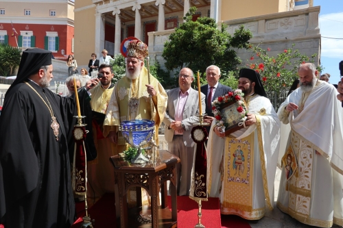 Με μεγαλοπρέπεια τιμήθηκε σήμερα η ανάμνηση της προ 90 ετών Ευρέσεως της ιεράς Εικόνος του Αγίου Δημητρίου στην Ερμούπολη 