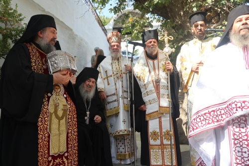 Πανδήμως οι Άνδριοι τίμησαν την ιερά μνἠμη του Αγίου Παντελεήμονος στο ομώνυμο Καστρομονάστηρο  της Άνδρου